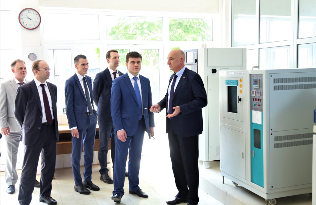 Bộ trưởng M.M Kotyukov thăm quan phòng thí nghiệm Viện Độ bền nhiệt đới/TTNĐ Việt-Nga